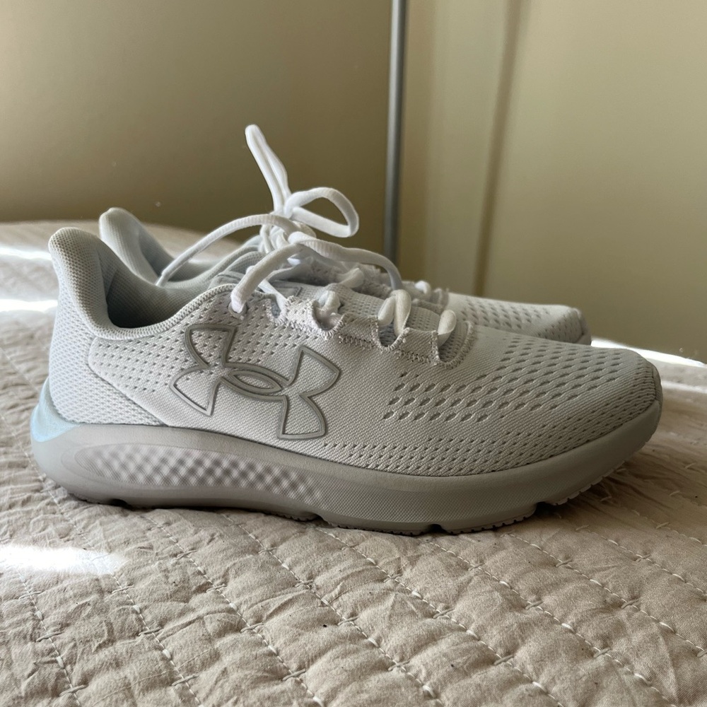 Women’s Under Armour White Sneaker: Charged Pursuit Comfort Deluxe System